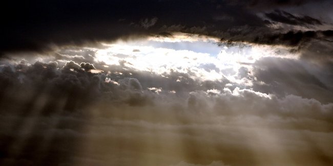 Lichtstrahlen im Wolkenhimmel