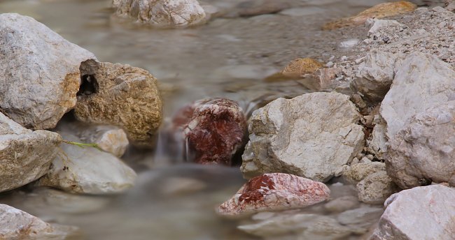 Rote Steine im Wasser