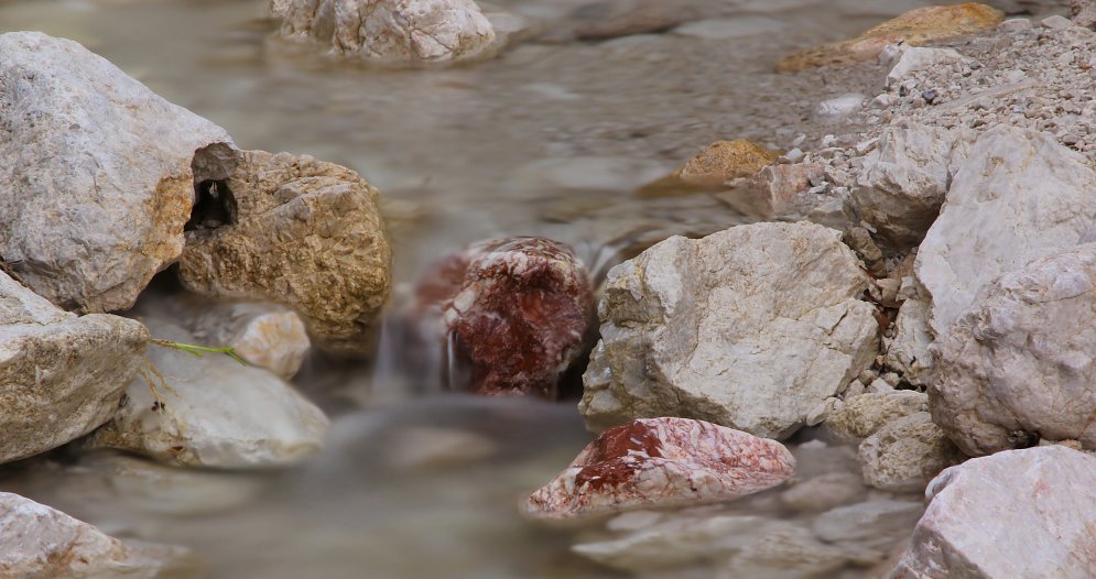 Rote Steine im Wasser Leinwand